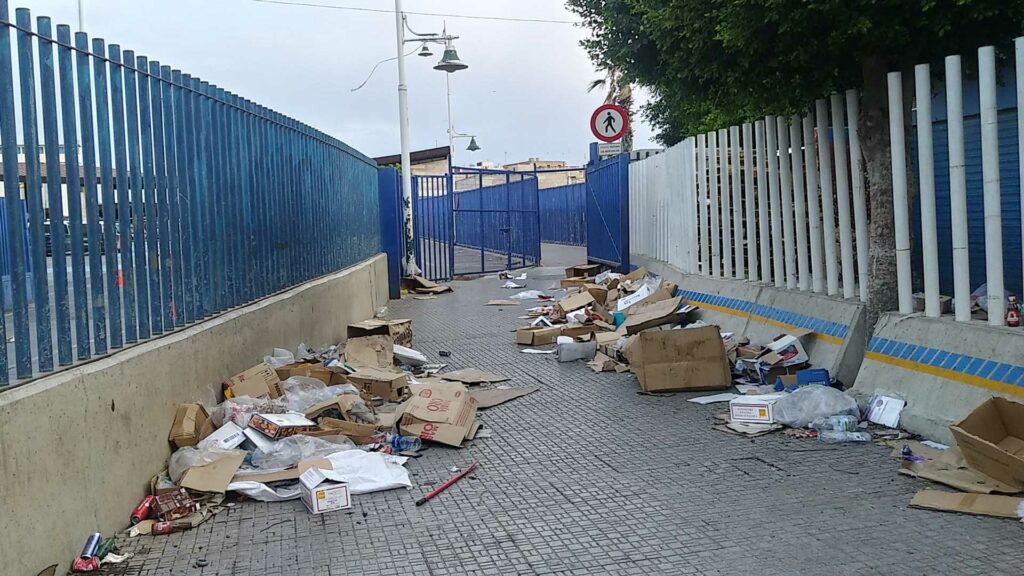 Überbleibsel des Grenzhandels nach Europa am Grenzübergang Melilla